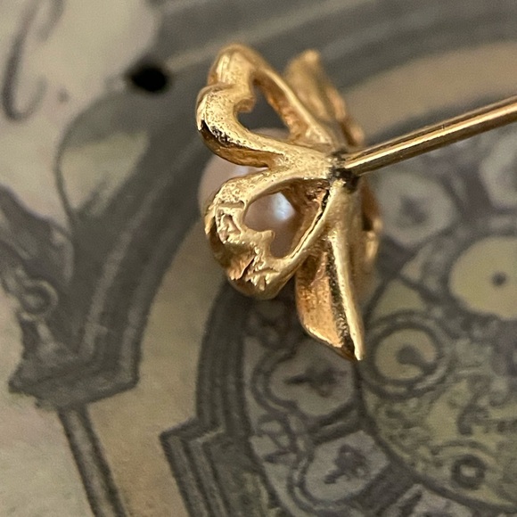 vintage 14kt solid yellow gold clover floral stud earrings with pearl center - Picture 5 of 7